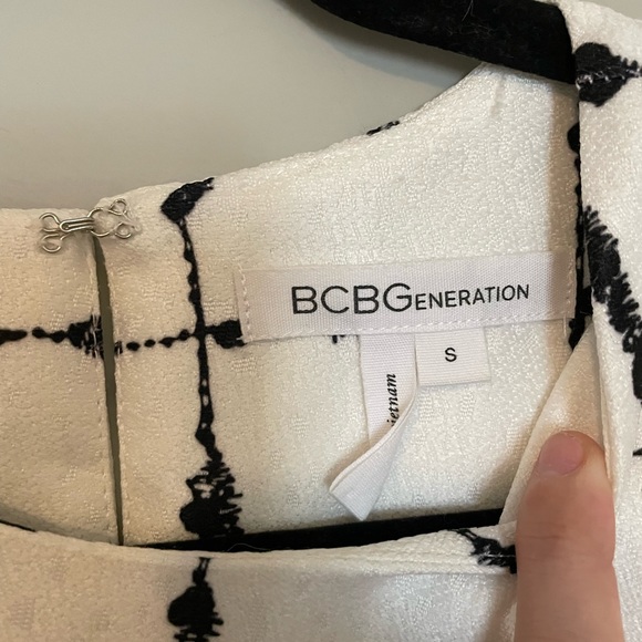 BCBG Black & White Shift Dress - size Small - Picture 3 of 6